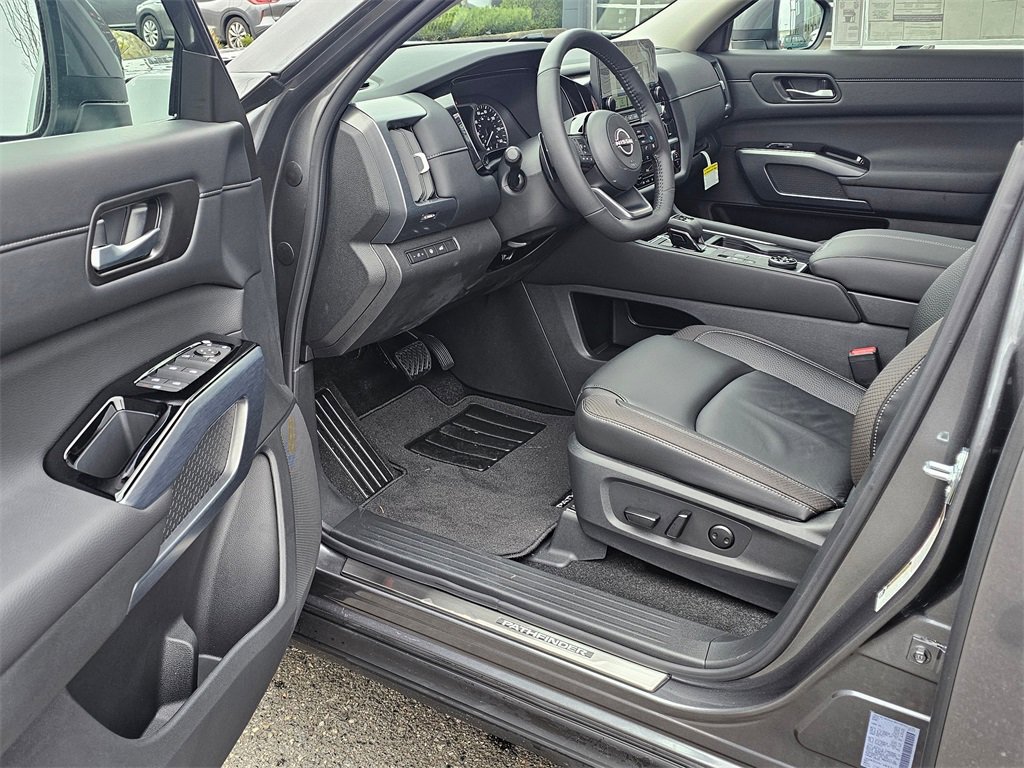 New 2025 Nissan Pathfinder SL image 15