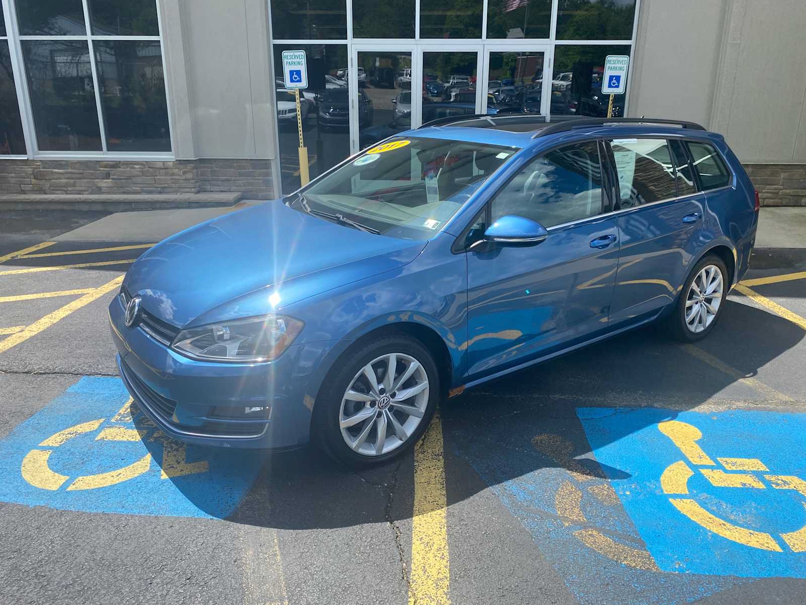 Used 2017 Volkswagen Golf SE FWD image 2