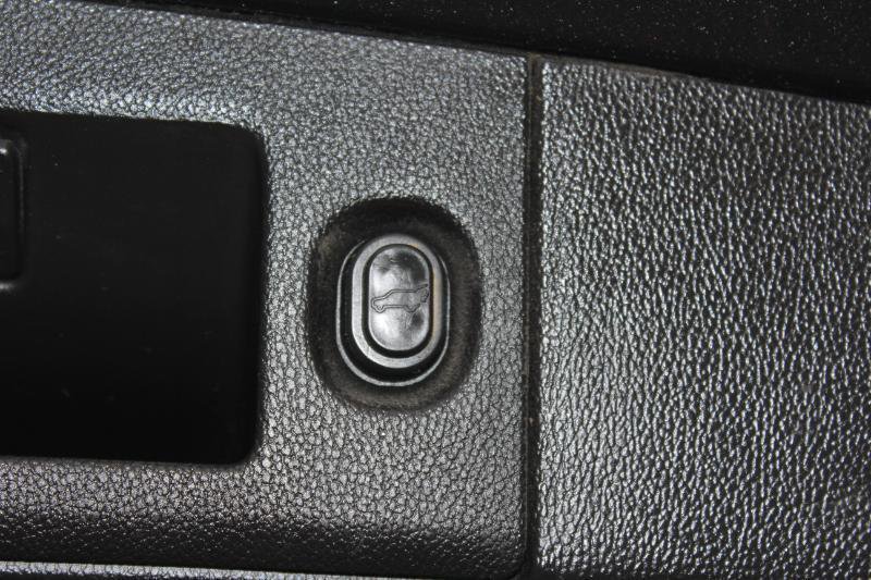 Used 2017 Chevrolet Suburban LT RWD image 16