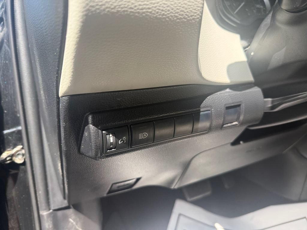 Used 2020 Toyota Corolla LE FWD image 18