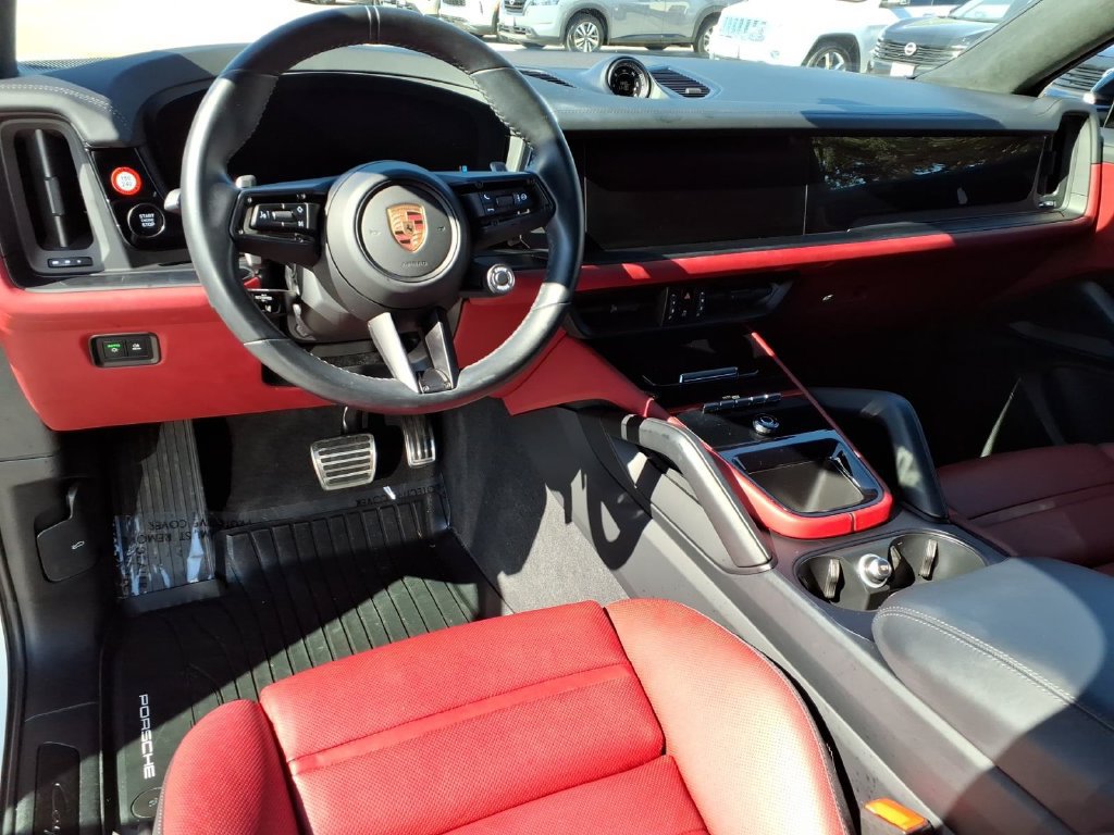Used 2025 Porsche Cayenne GTS AWD/4WD image 5