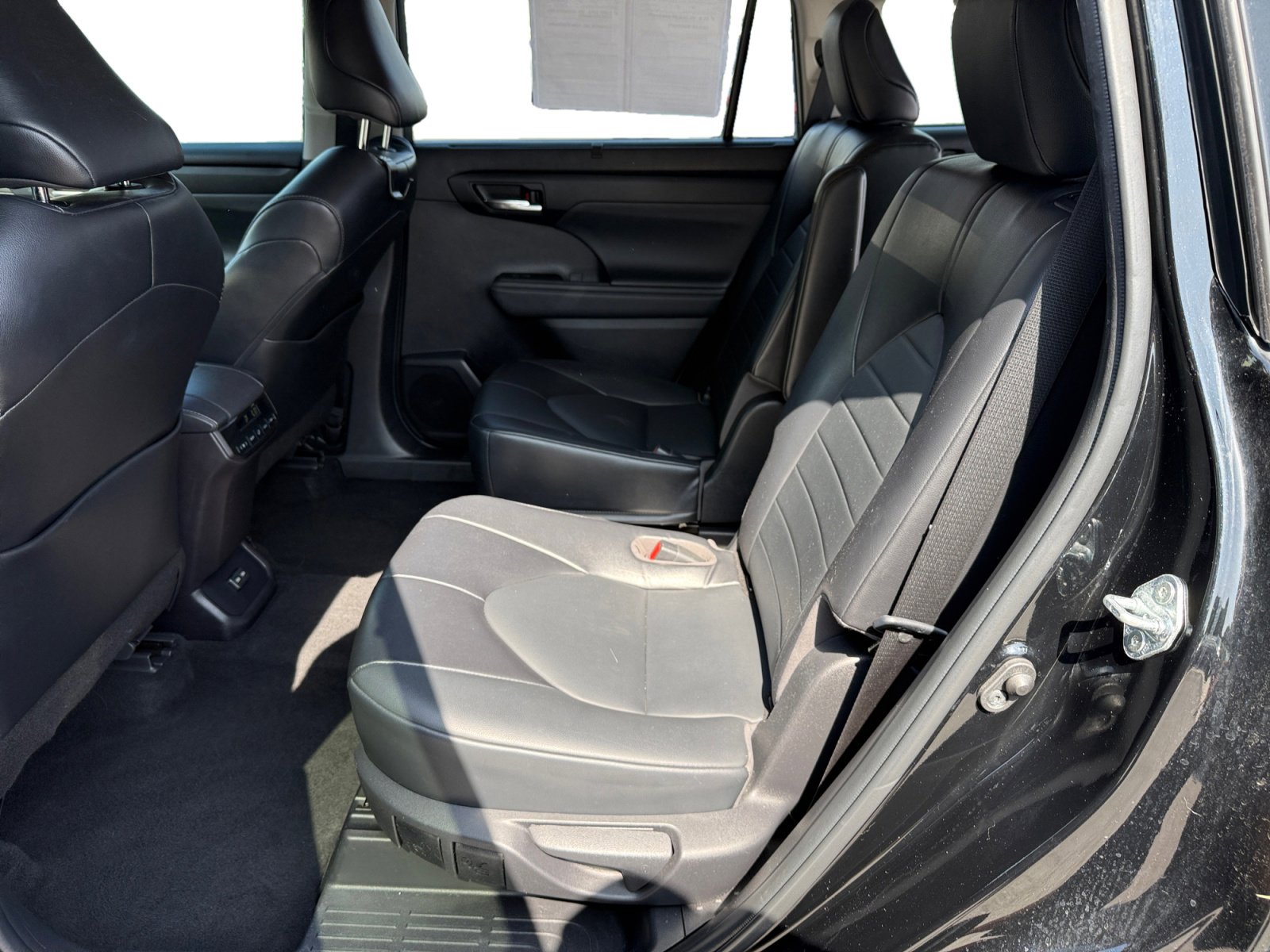 Used 2022 Toyota Highlander XLE AWD/4WD image 16