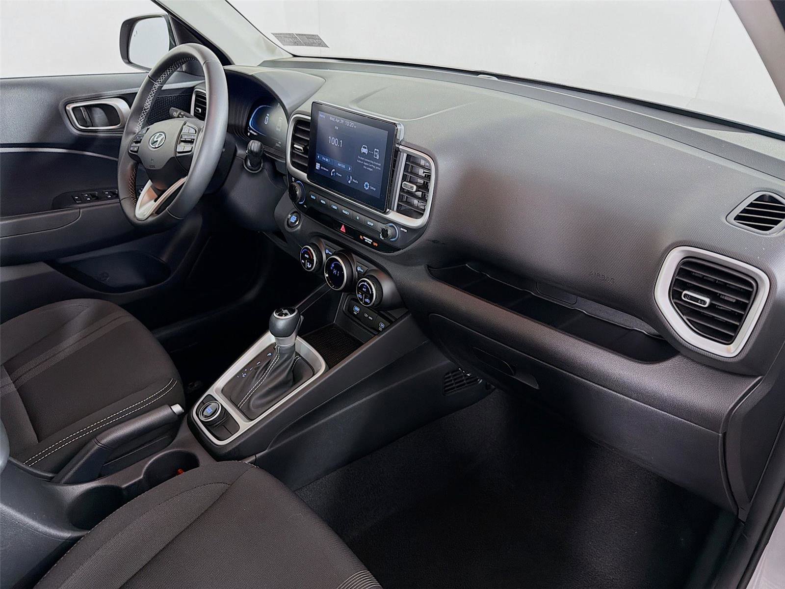 Used 2025 Hyundai Venue SEL FWD image 27