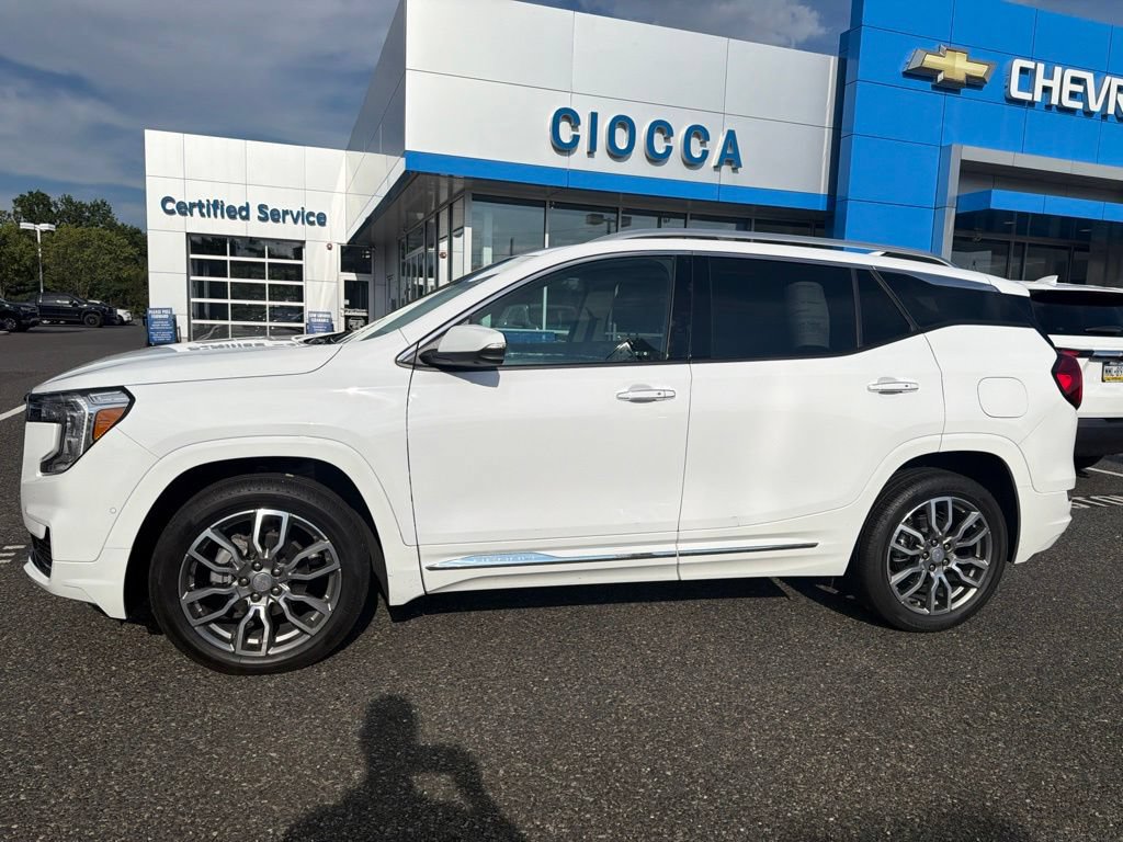 Used 2024 GMC Terrain Denali w/ Denali Premium Package AWD/4WD image 4