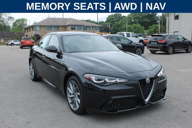 Used 2024 Alfa Romeo Giulia Ti AWD/4WD image 2