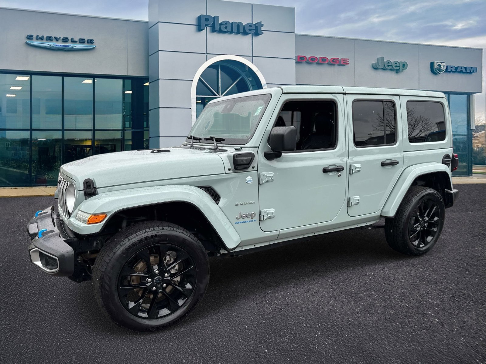 Used 2024 Jeep Wrangler Unlimited Sahara w/ Technology Group AWD/4WD image 4