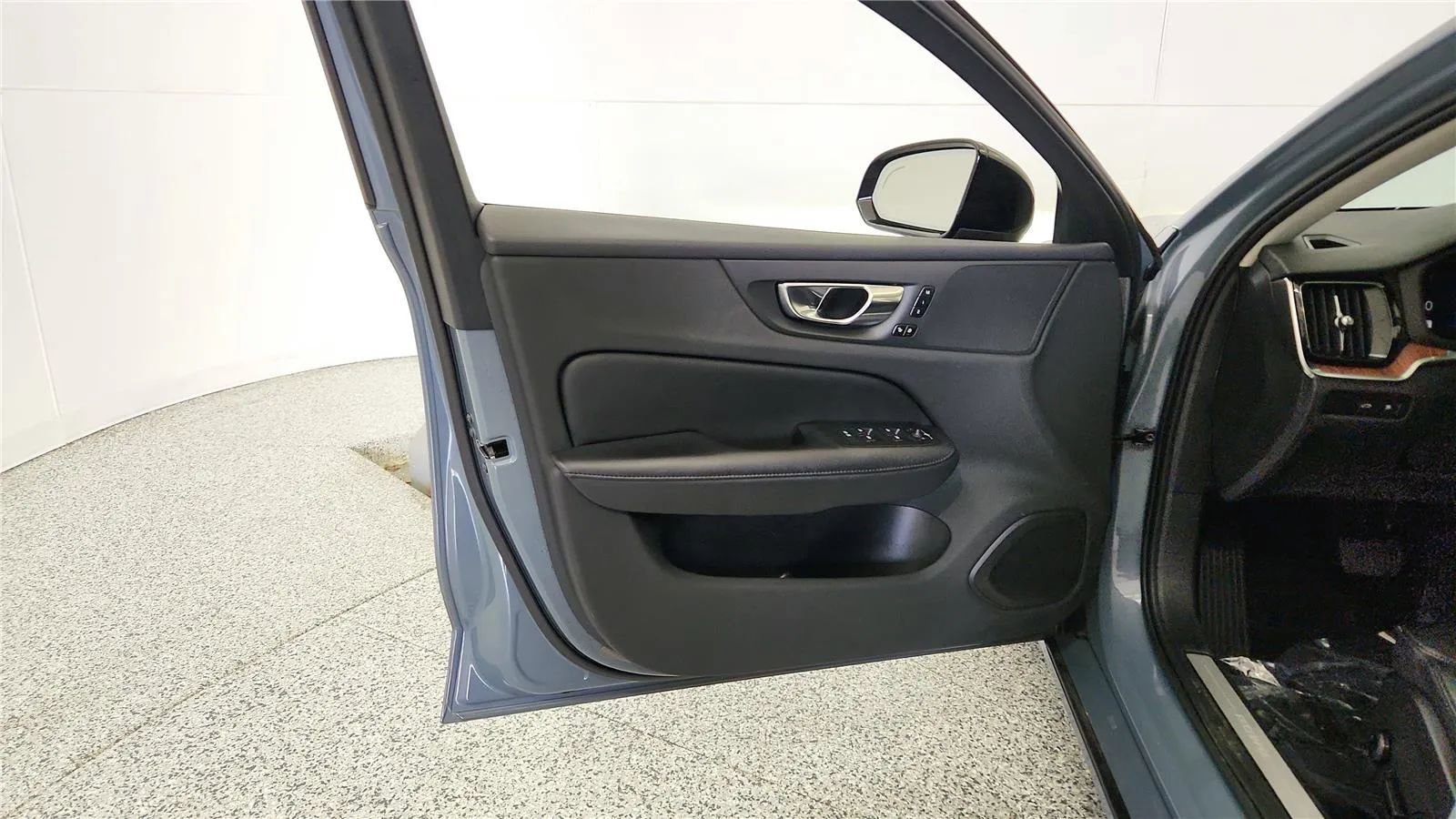 Used 2023 Volvo S60 T8 Plus image 32