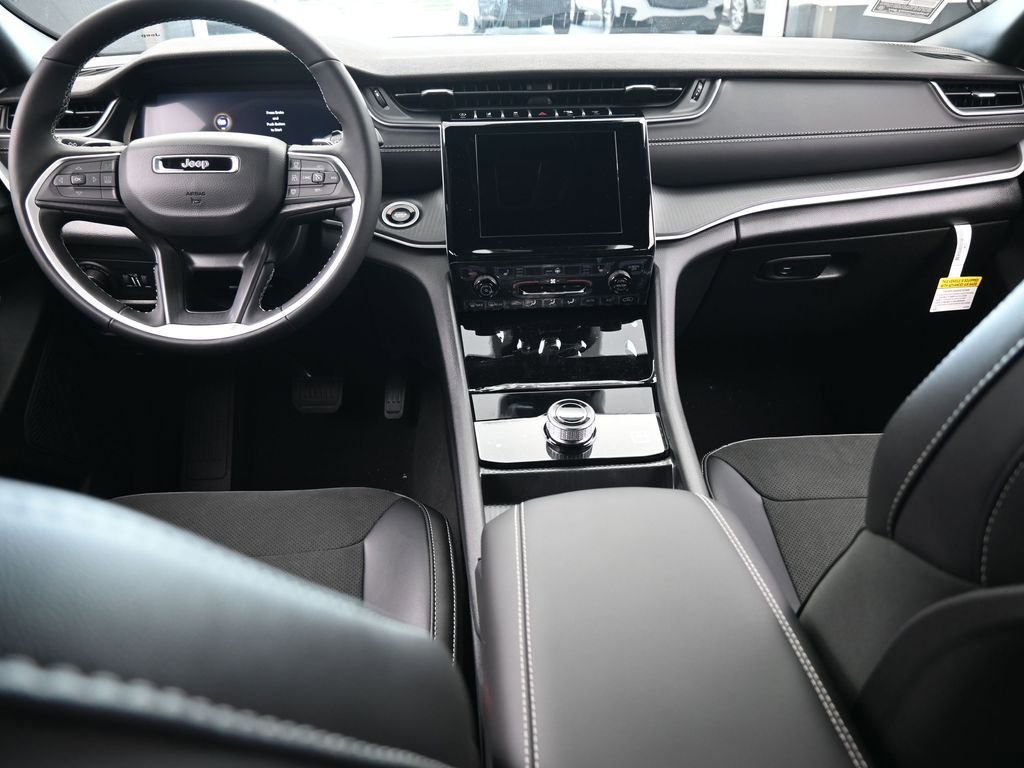 New 2025 Jeep Grand Cherokee Altitude image 31