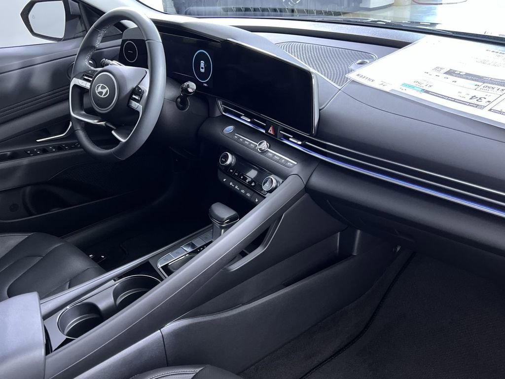 Used 2025 Hyundai Elantra Limited image 31