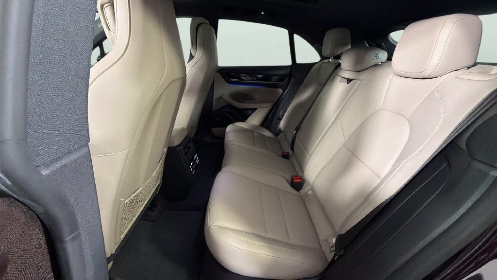 Used 2025 Porsche Macan Electric w/ Premium Package RWD image 28