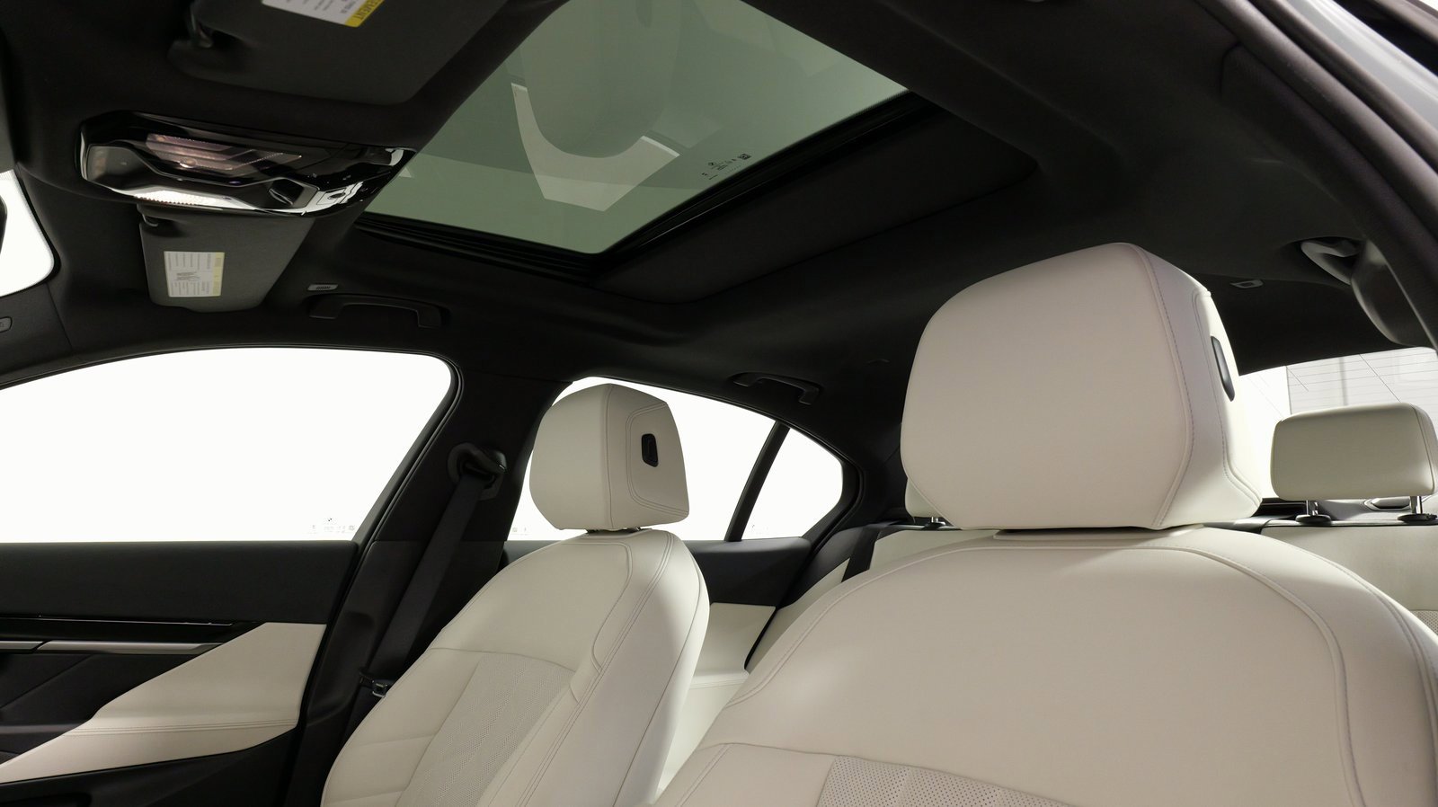 Used 2024 BMW 530i xDrive image 34