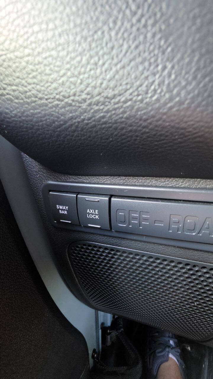 Used 2015 Jeep Wrangler Unlimited Rubicon w/ Connectivity Group AWD/4WD image 18