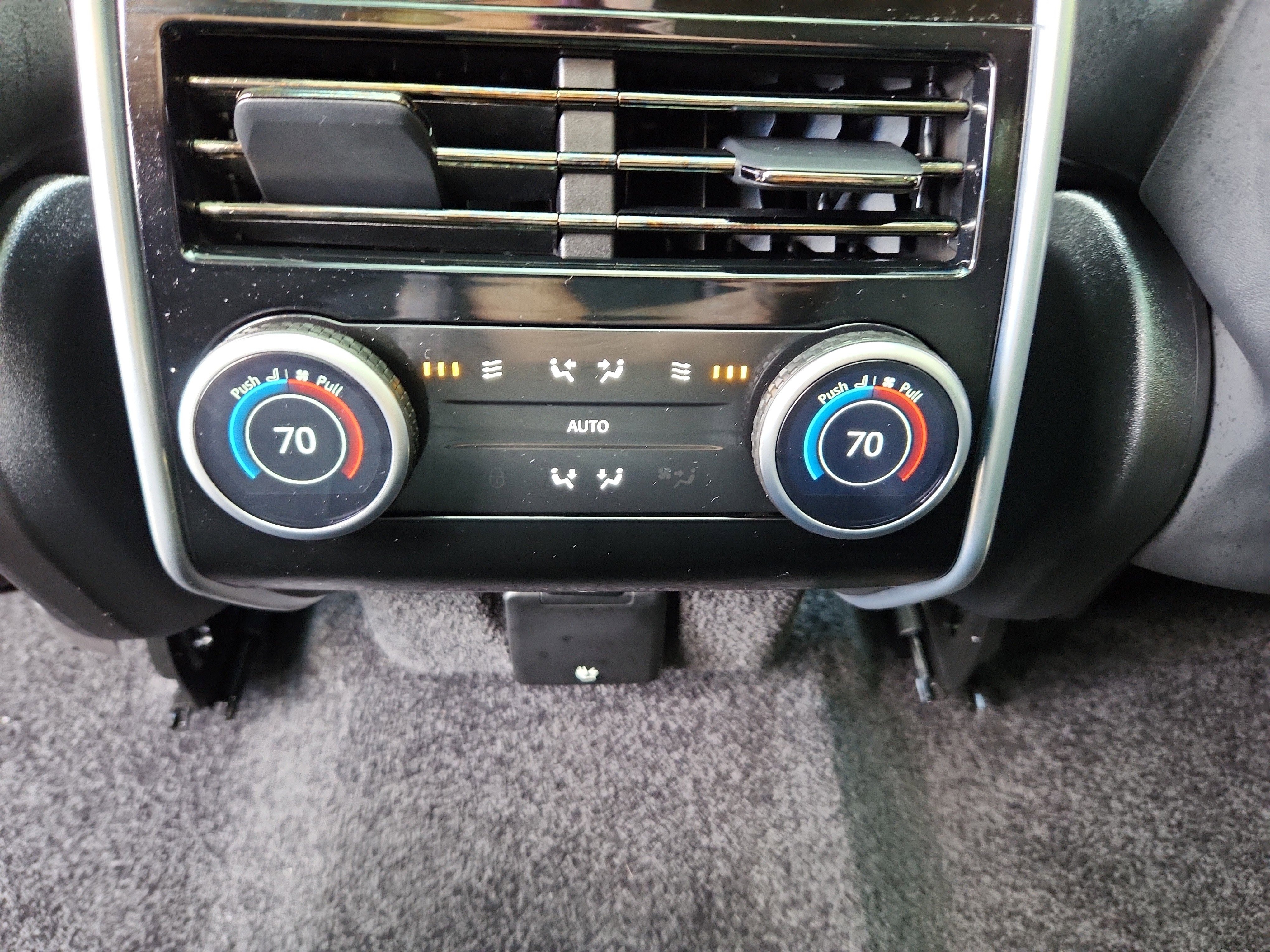 Used 2025 Land Rover Range Rover SE image 27