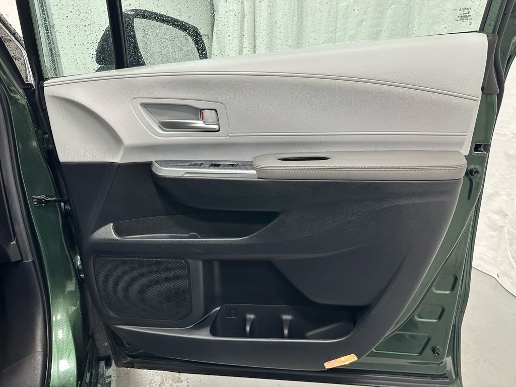 Used 2025 Toyota Sienna XLE image 61