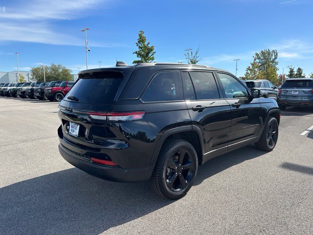 Used 2023 Jeep Grand Cherokee Limited w/ Luxury Tech Group II AWD/4WD image 5