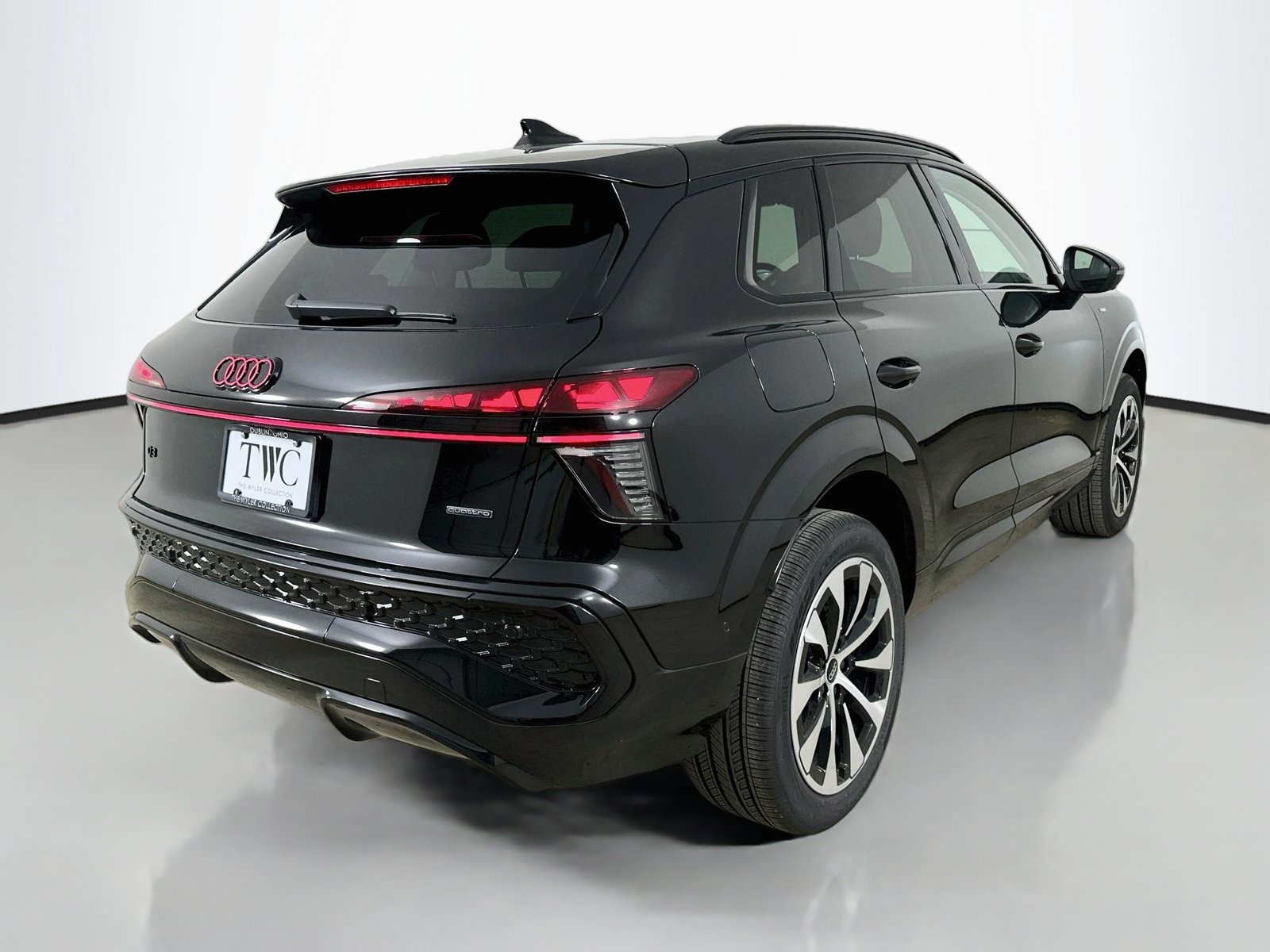 New 2026 Audi Q3 quattro 2.0T AWD/4WD image 5