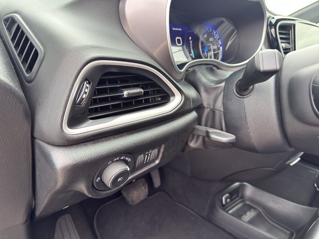 Used 2025 Chrysler Pacifica Select image 13