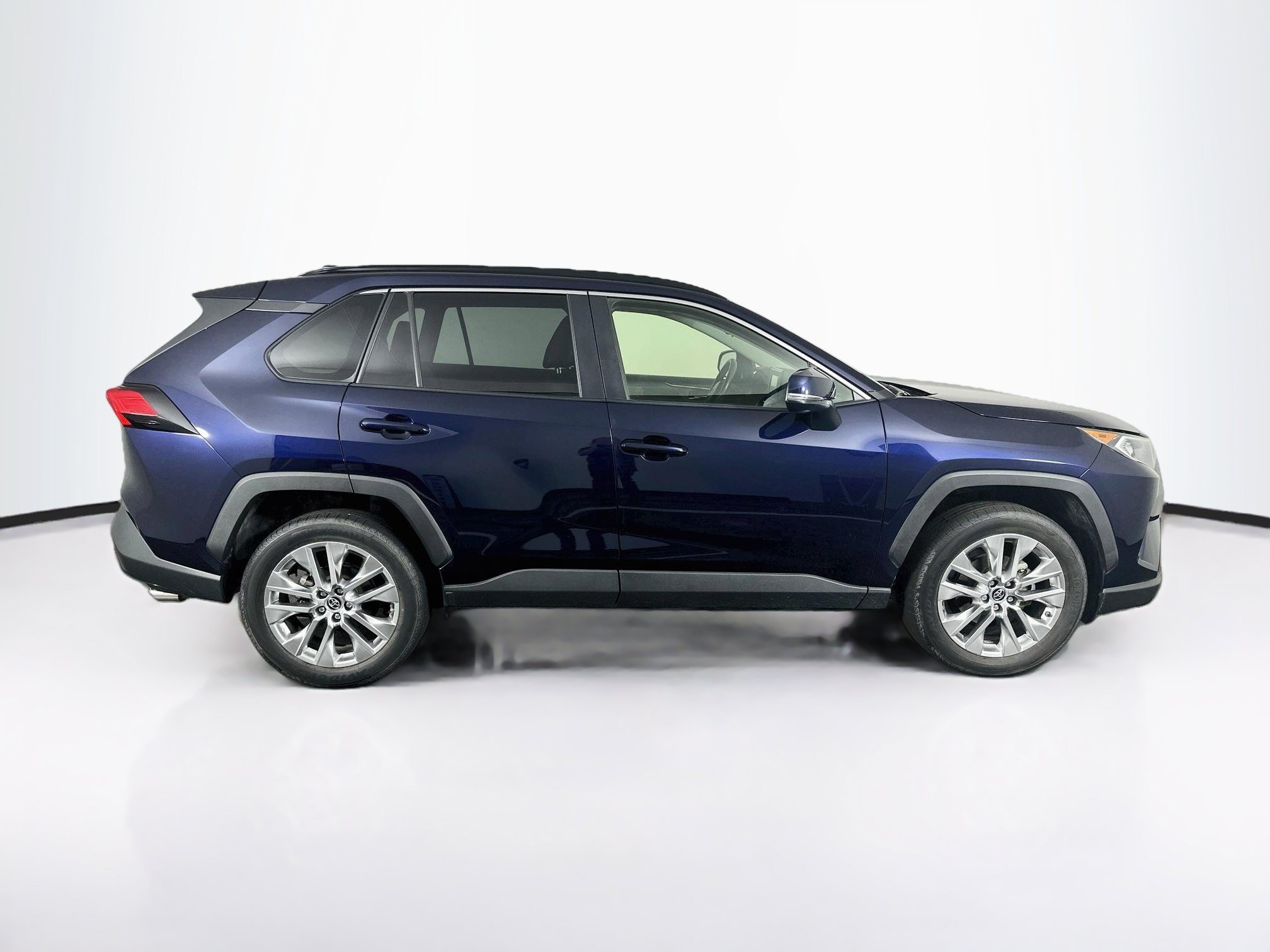 Used 2019 Toyota RAV4 XLE Premium FWD image 30
