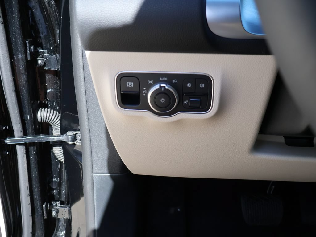 New 2026 Mercedes-Benz GLB 250 4MATIC image 37