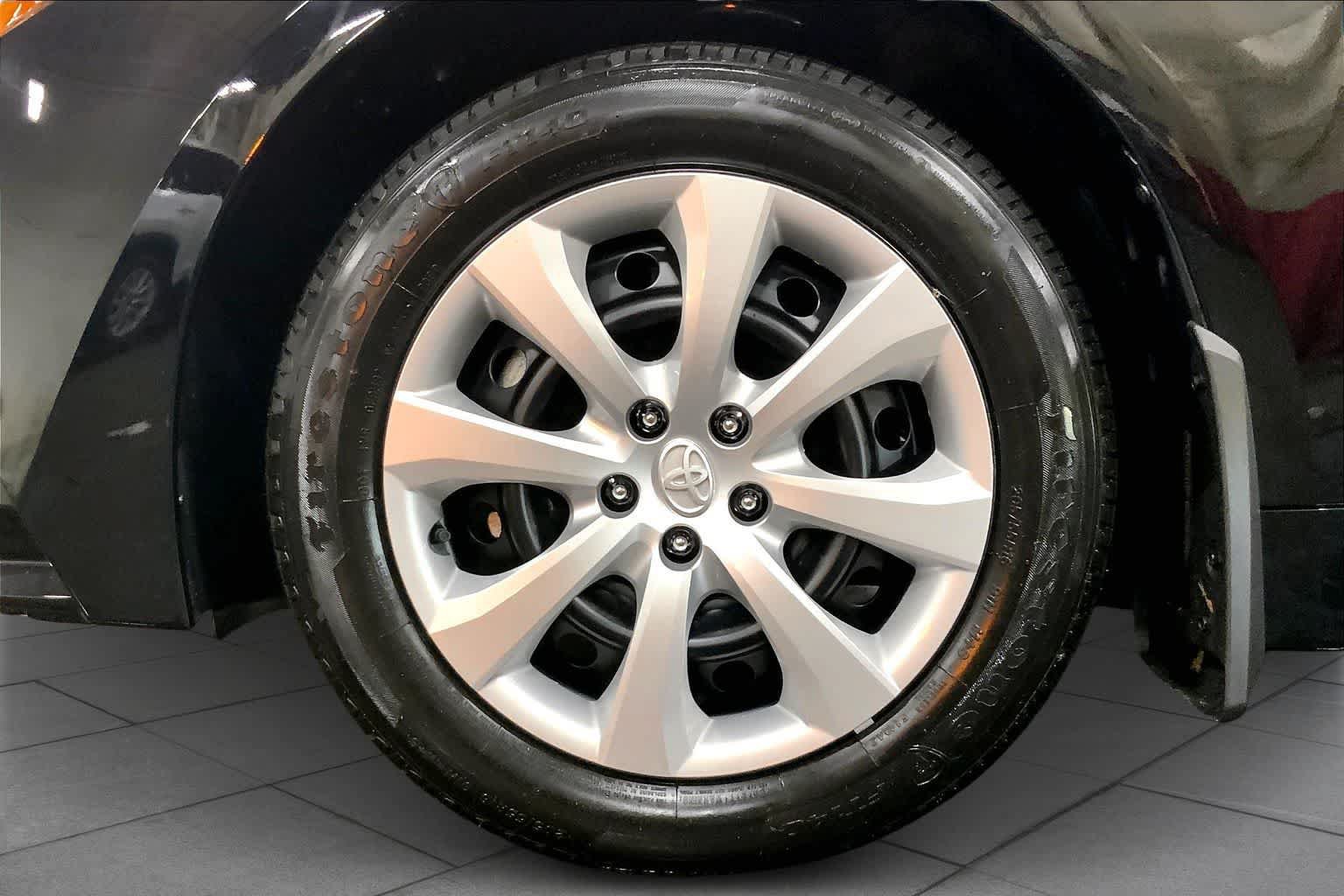 Used 2026 Toyota Corolla LE FWD image 11
