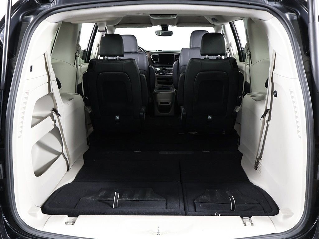 Used 2018 Chrysler Pacifica Touring-L FWD image 19