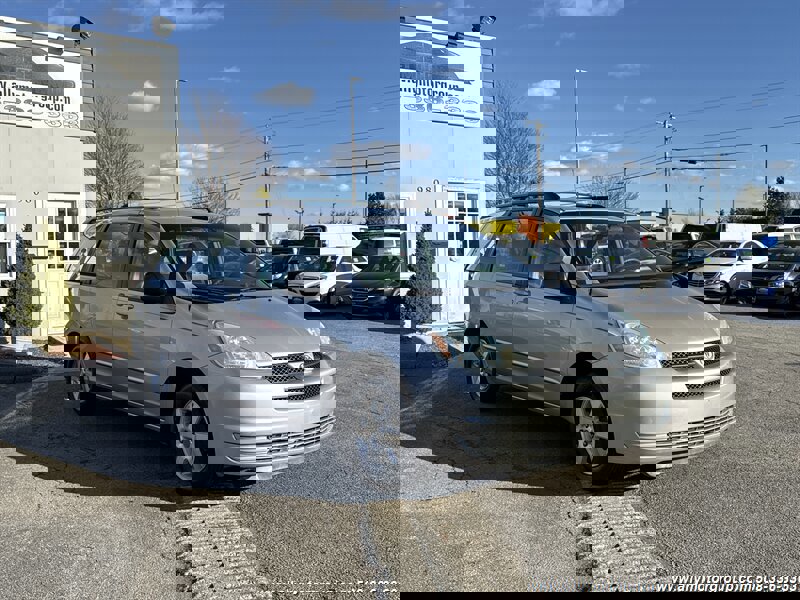 Used 2004 Toyota Sienna CE image 3