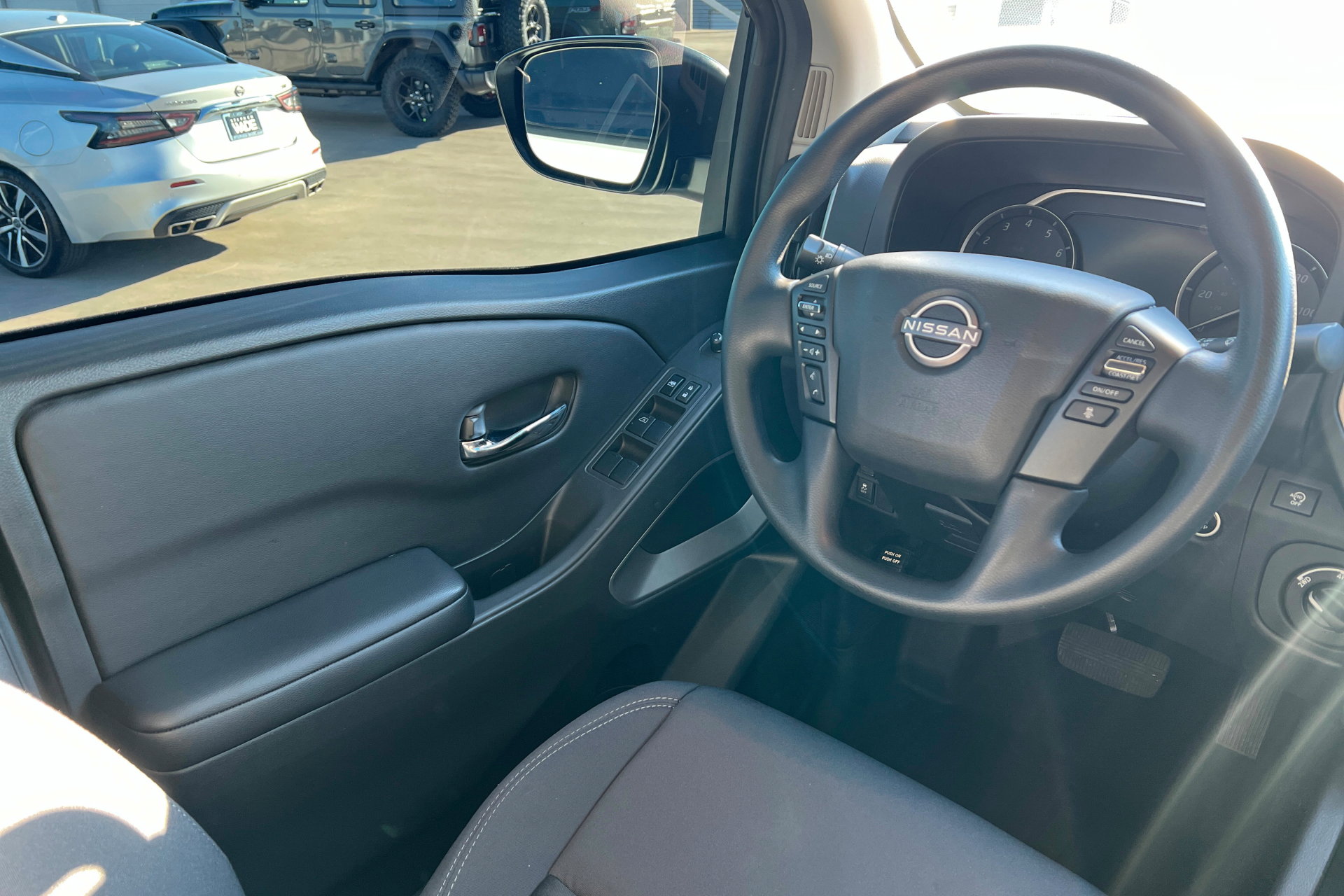 Used 2025 Nissan Frontier SV image 11