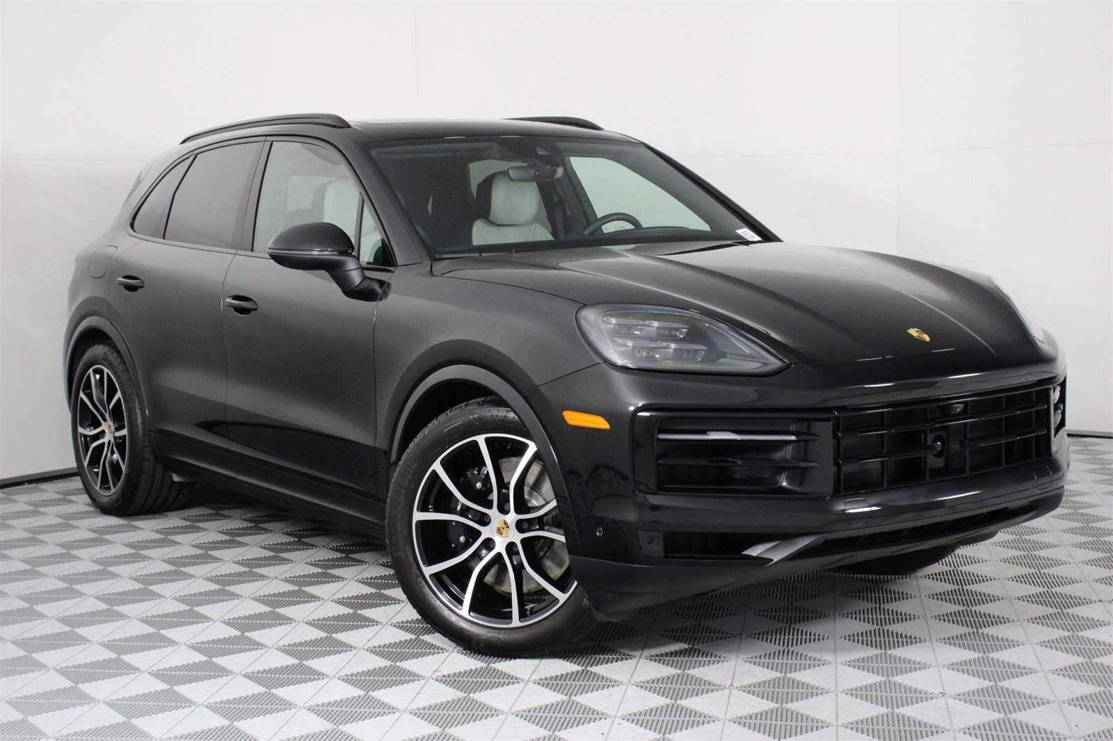 Used 2025 Porsche Cayenne S image 9