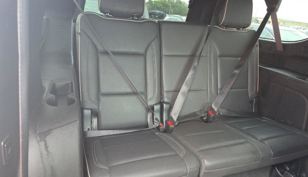 Used 2023 Chevrolet Suburban Premier w/ Advanced Technology Package RWD image 16