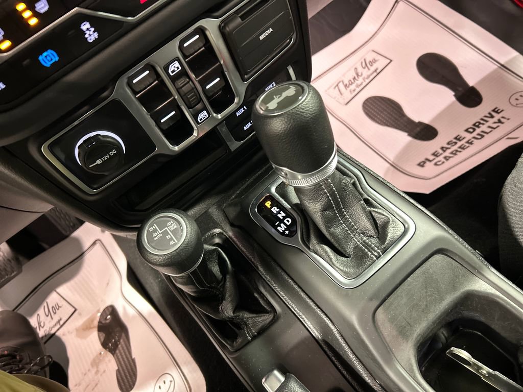 Used 2025 Jeep Wrangler Unlimited Sahara AWD/4WD image 20