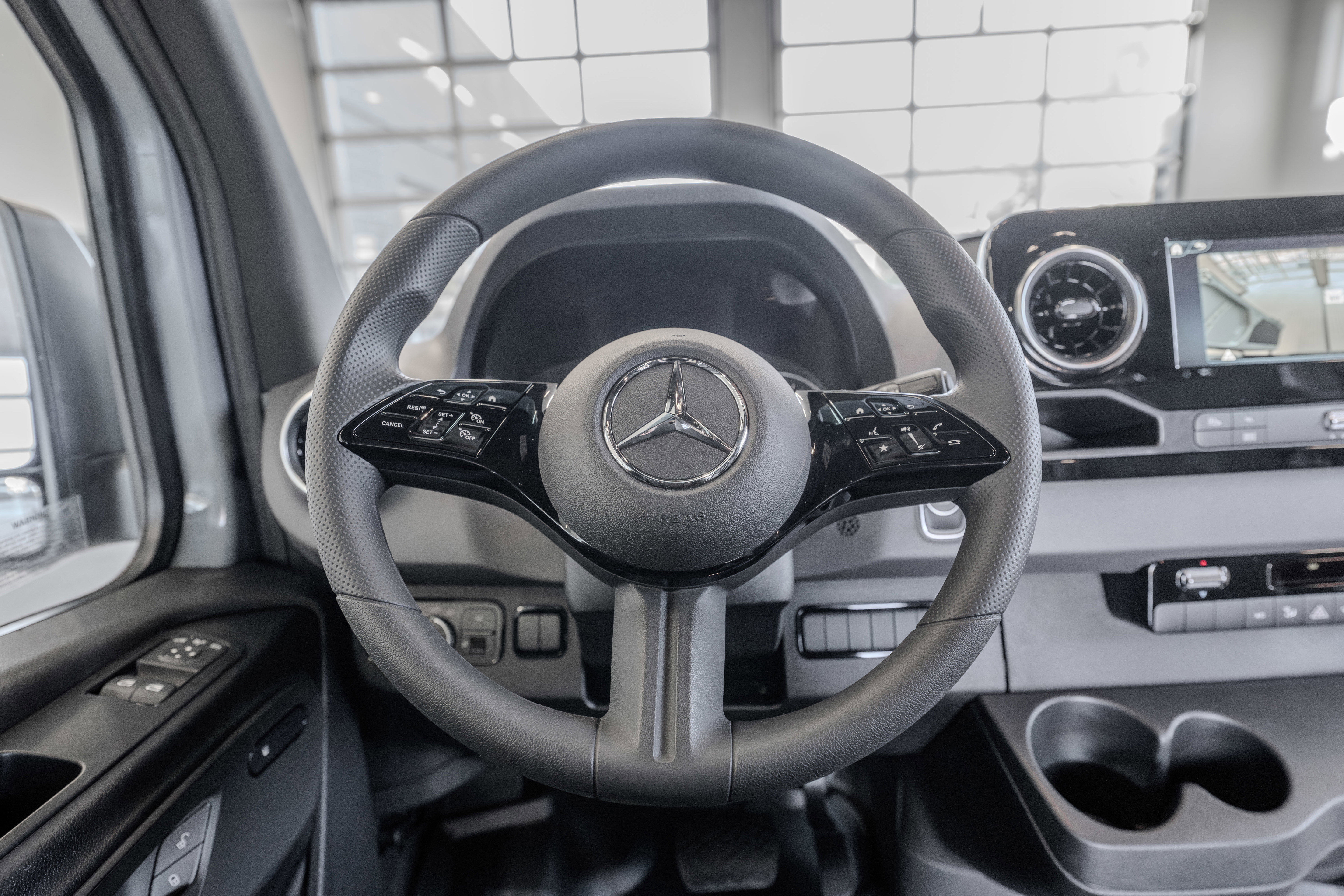 Used 2025 Mercedes-Benz Sprinter 2500 image 9