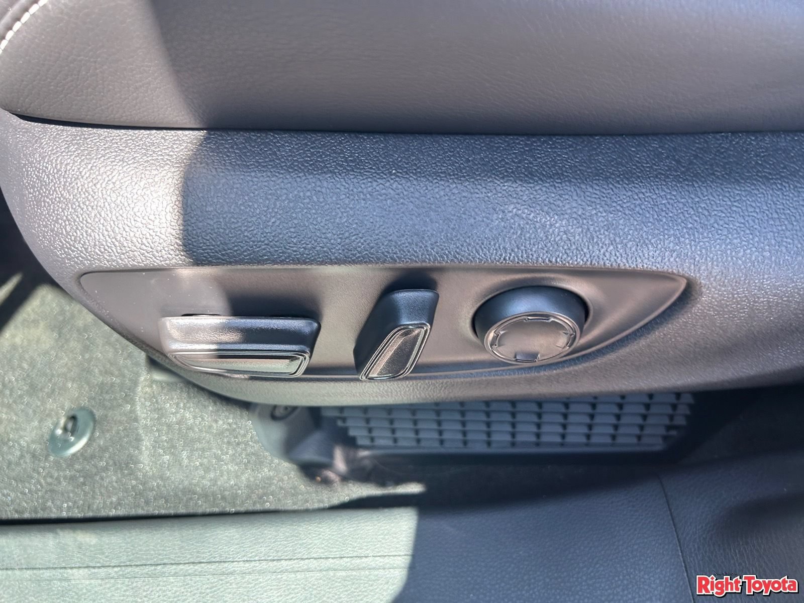 New 2026 Toyota Sienna XSE AWD/4WD image 19