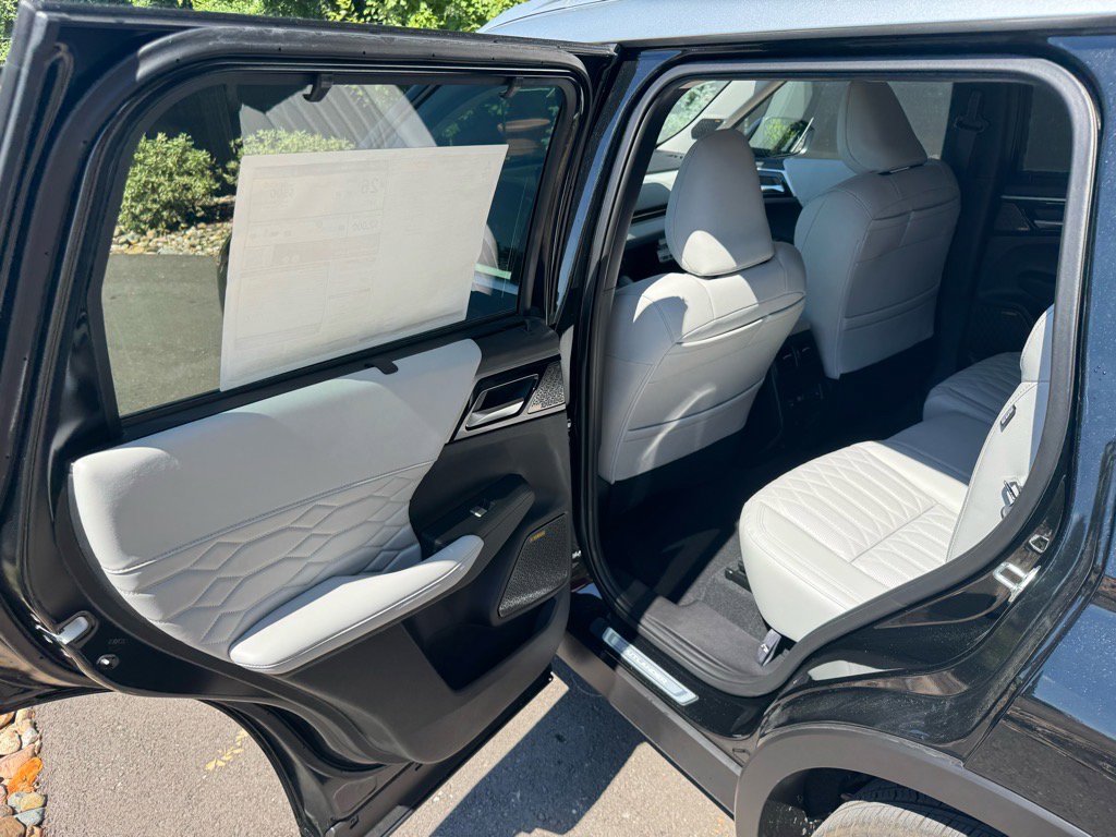 Used 2025 Mitsubishi Outlander AWD image 20