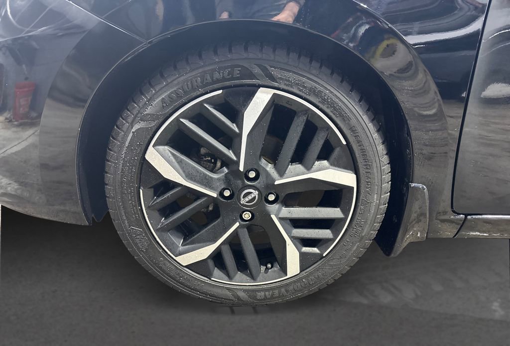 Used 2023 Nissan Versa SR w/ Trunk Package image 12