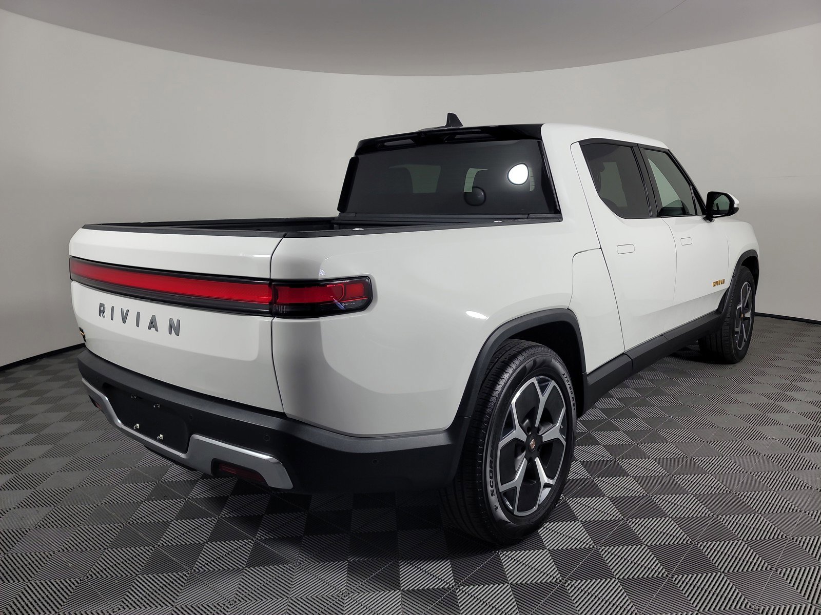 Used 2022 Rivian R1T Adventure image 5