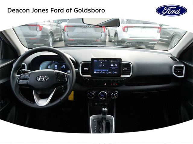 Used 2023 Hyundai Venue SEL image 18