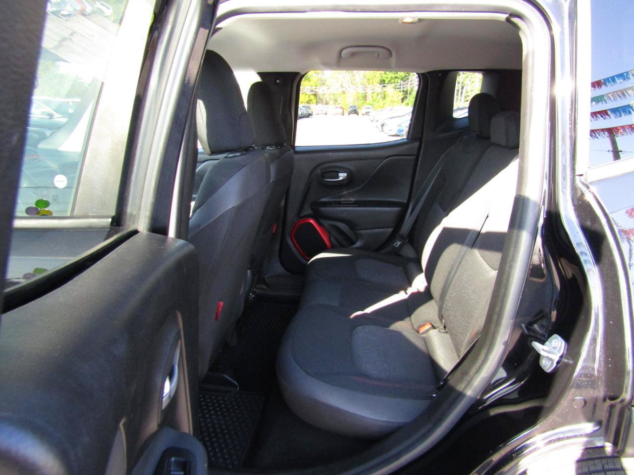 Used 2018 Jeep Renegade Trailhawk w/ UConnect 8.4 Nav Group AWD/4WD image 19