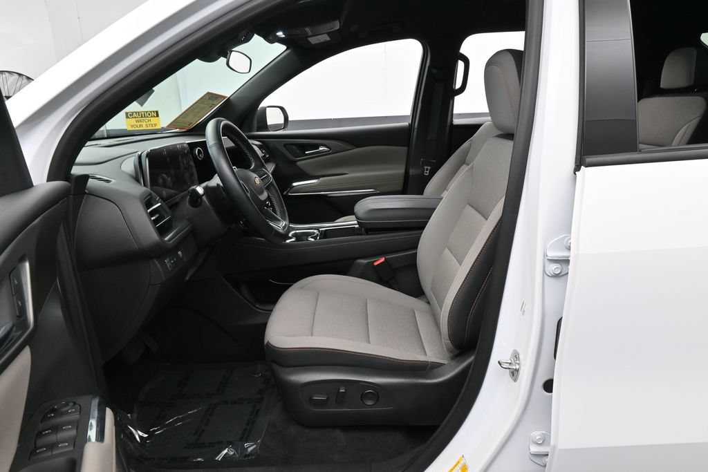 Used 2025 Chevrolet Traverse LT FWD image 11