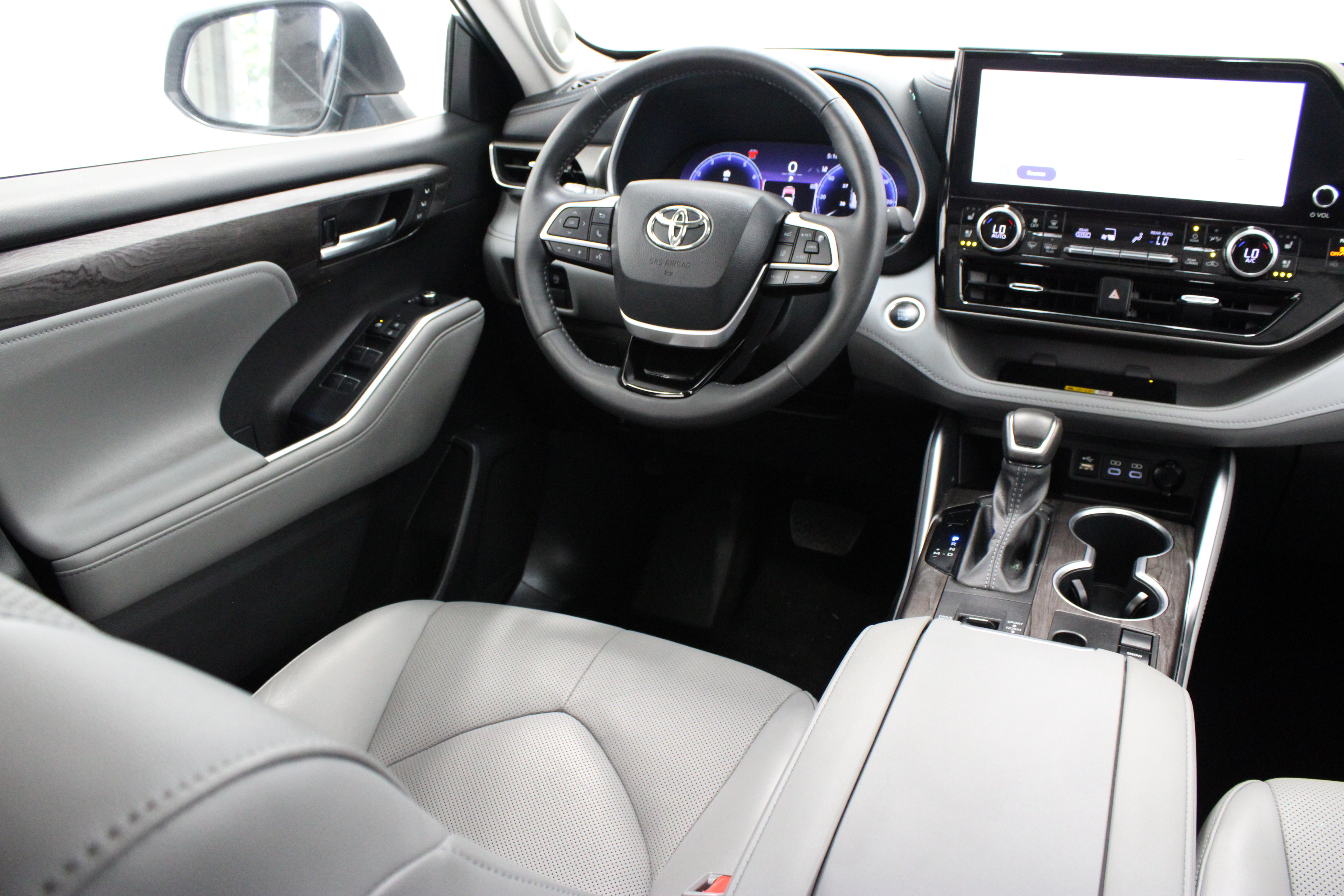 Used 2024 Toyota Highlander Limited FWD image 33