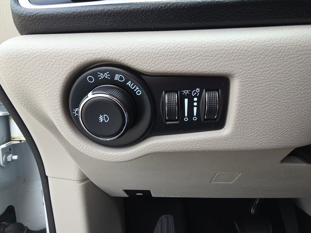 Used 2023 Chrysler Pacifica Touring-L FWD image 20