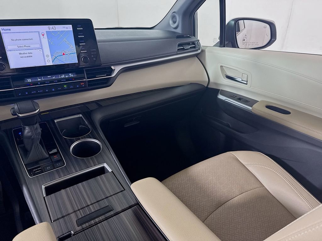 Used 2021 Toyota Sienna Limited image 24