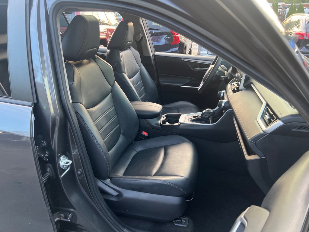 Used 2021 Toyota RAV4 XLE Premium image 17