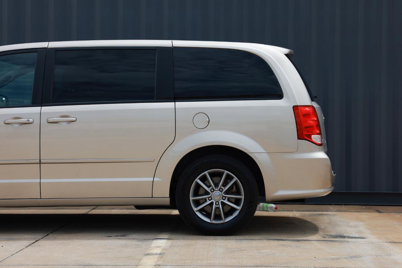 Used 2015 Dodge Grand Caravan SE image 27