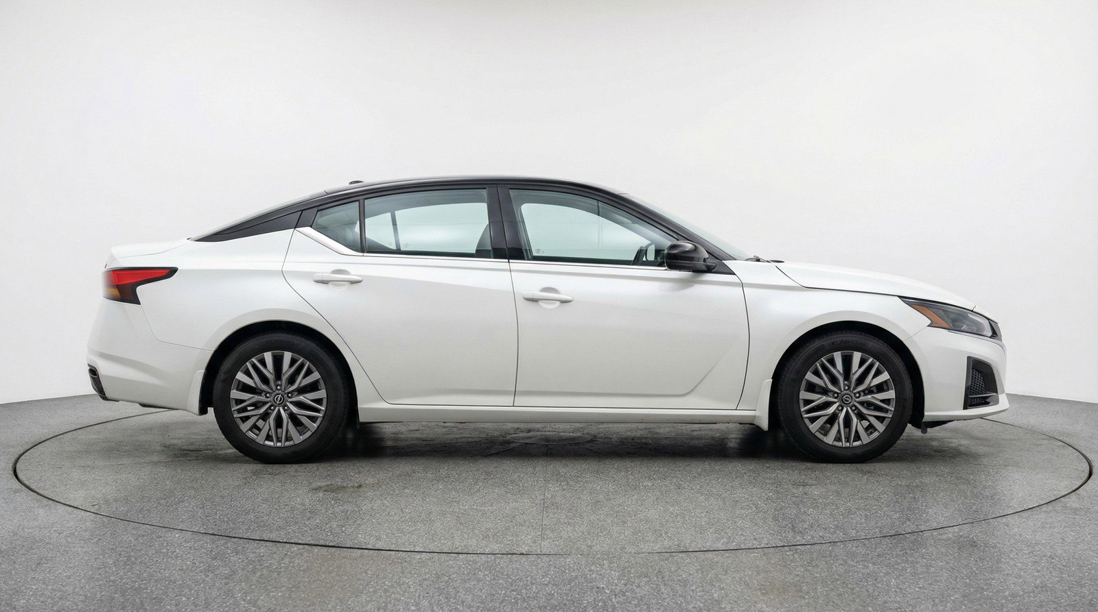 Used 2025 Nissan Altima 2.5 SV image 11