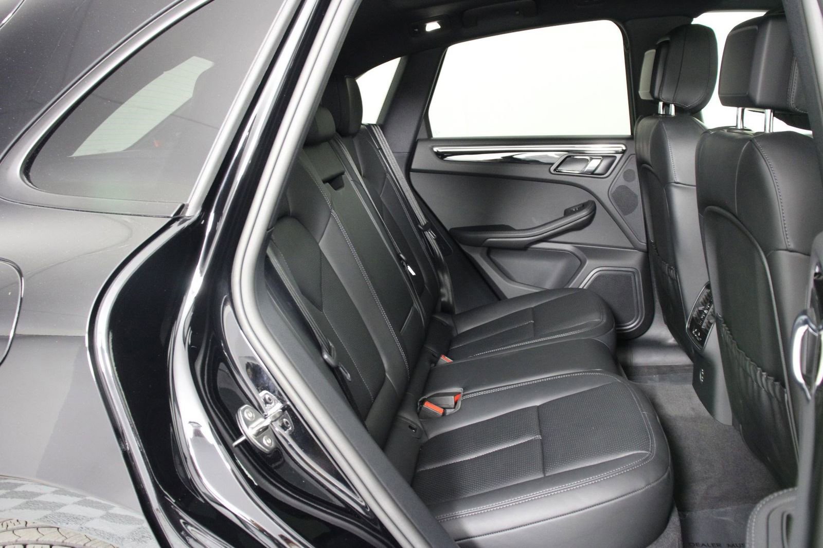 Certified 2025 Porsche Macan image 32