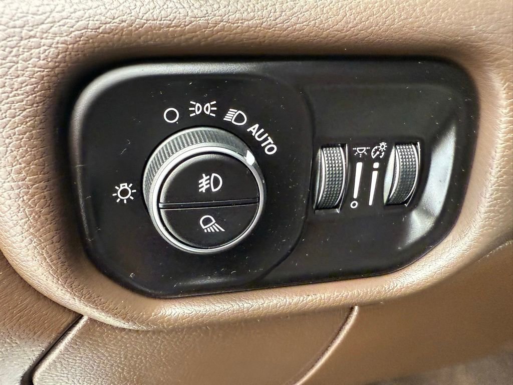 Used 2025 RAM 3500 Laramie AWD/4WD image 29