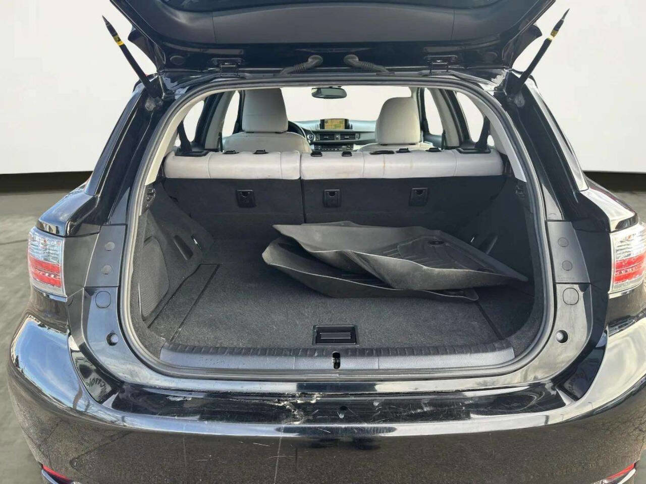 Used 2011 Lexus CT 200h image 16