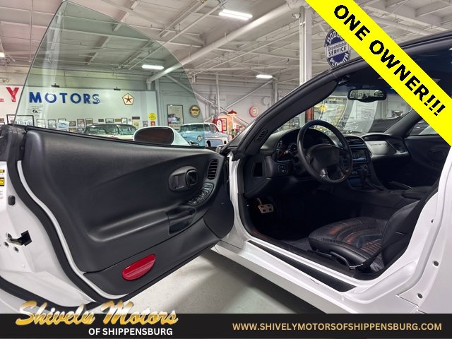 Used 2004 Chevrolet Corvette Coupe w/ Roof Package image 11