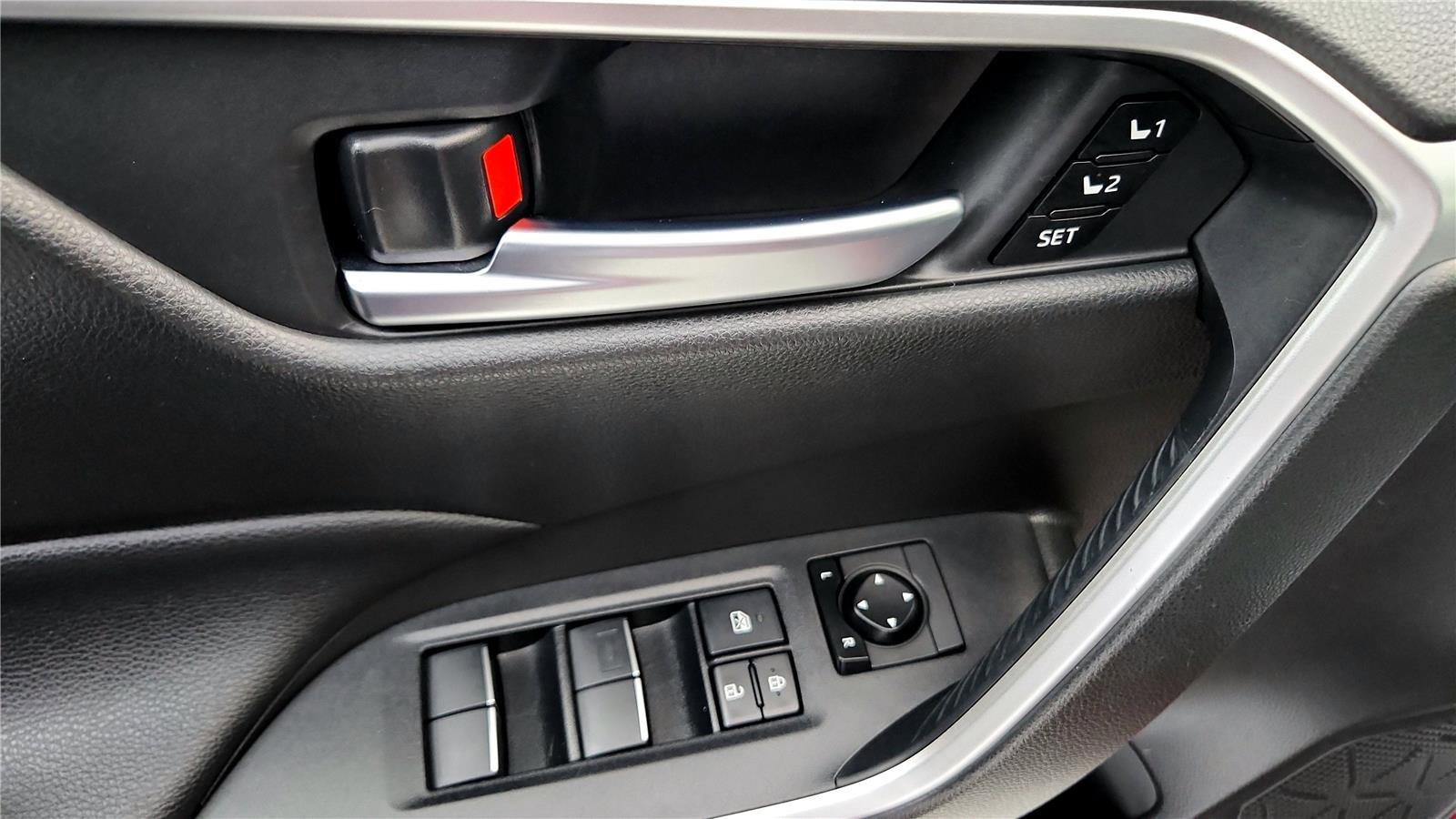 Used 2020 Toyota RAV4 XLE Premium image 23