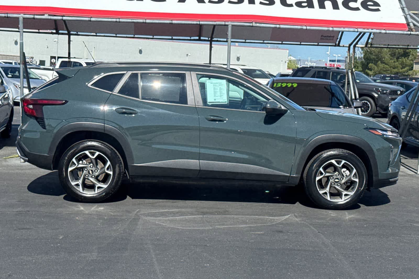Used 2025 Chevrolet Trax LT FWD image 6